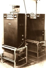 1949 - Link Type 1498 zender/ontvangers in gebruik als vaste posten ten behoeve van het Openbare Landelijk Net geplaatst in het Coolsingel hoofdpostkantoor te Rotterdam
