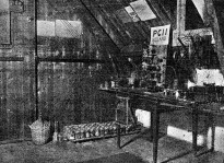 PCII zender uit 1923, de gelijkrichter is opgebouwd uit vele jampotjes (op de grond) gevuld met een elektrolytische vloeistof